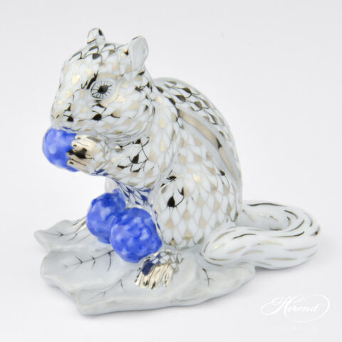 Chipmunk with berries - Herend porcelain 15835-0-00 PTVH - Platinum Fishnet design.