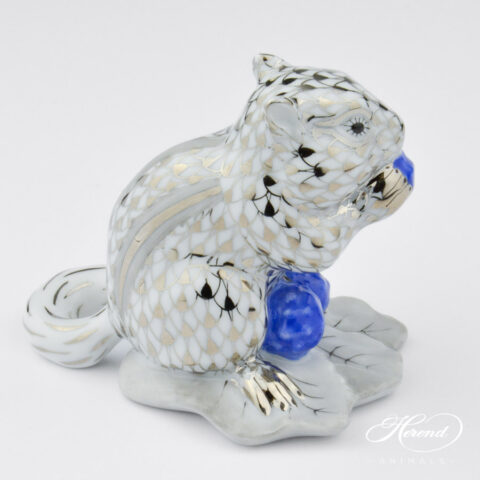 Chipmunk with berries - Herend porcelain 15835-0-00 PTVH - Platinum Fishnet design.